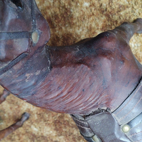 Brown leather horse statue - Picture 3 of 3